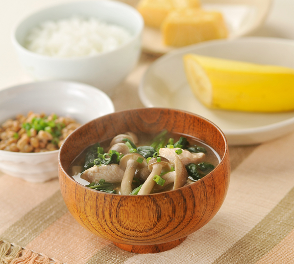 ほうれん草と鶏肉の味噌汁